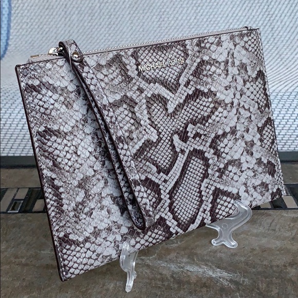 MICHAEL KORS JET SET TRAVEL XL ZIP CLUTCH WRISTLET - Picture 13 of 16